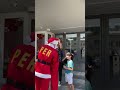 el papá noel de la policía de entre ríos repartió en la puerta de tribunales parana viral parati