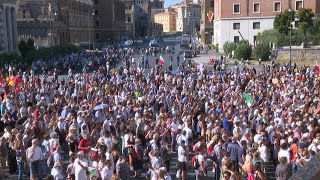 Un millar de personas se manifiestan en Roma contra las mascarillas y las vacunas | AFP
