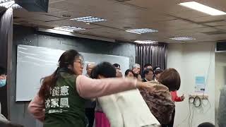 佳尼特教育基金會協助傳統藝術扎根校園及關懷弱勢 黃偉哲讚許其善行溫暖人心點亮社會|「財團法人佳尼特教育基金會」為鼓勵偏鄉學校藝陣薪傳並關懷邊緣戶，捐助46所國小92萬元，贈與1036個弱勢家庭千元禮券