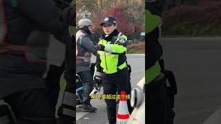 🐰兔子警官来了有的拍照的就不安分了，狐狸🦊警赶紧提醒。#正能量#警察#杭州#正能量#