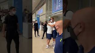 Heung-Min Son surprises the team at the airport in Seoul 🇰🇷