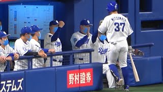 いとも簡単にバントを成功させた三ツ俣を褒め称える首脳陣(2021/05/23)