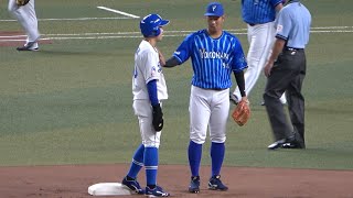 2塁上でイチャイチャする岡林\u0026京田 (2023/07/26)