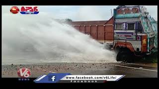 Lorry hits Mission Bhagiratha Pipeline | V6 Teenmaar News