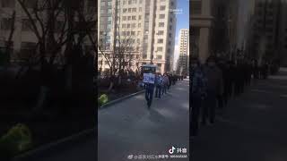 集体核酸检测队伍配上运动会开幕式音乐，毫无违和感