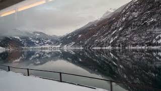 Szwajcaria - Zimowy przejazd pociągiem przez Alpy bajkową trasą Bernina Express (Switzerland)