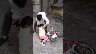 撞到爸爸伪装成受害者！女儿这叫恶人先告状吗？ #funny #萌娃 #baby #cute #comedy #搞笑