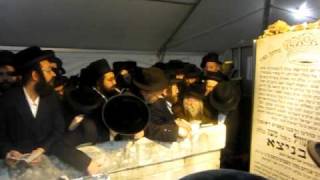 Zlotchover Rebbe at the tzion of the ribnitzer rebbe zatzal likuvod his yurtzeit cheshvan 5771