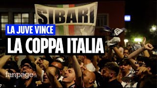 La Juve vince la Coppa Italia: esplode la gioia dei tifosi bianconeri fuori dallo stadio Olimpico