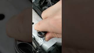 Nissan Qashqai J11 bonnet hood struts installation