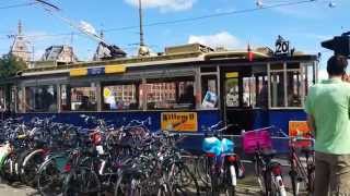 Ex-GVB Museumtram vertrekt vanuit Centraal Station in Amsterdam