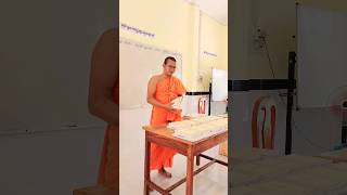 ចែកសៀវភៅដល់សមណៈសិស្ស