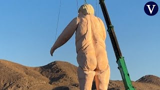 Aparece una estatua gigante de Trump desnudo en el desierto de Nevada