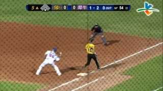 20130910 CPBL 象VS犀牛 5上 強臂林宗男三壘對角長傳1壘，刺殺飛毛腿王勝偉