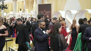 Les journalistes attendent l'arrivée des célébrités sur le tapis rouge des Oscars | AFP Images