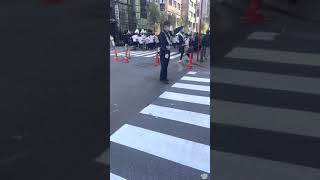 銀座を中学生吹奏楽軍団がジャック秋の銀座　交通安全ゴールデンパレード