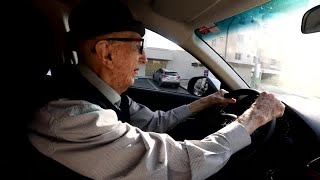 ブラジルの100歳現役サラリーマン、同じ会社で働き続けギネス記録認定