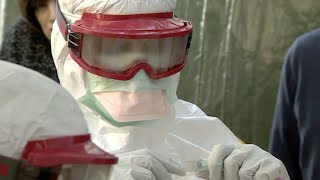 ¿Cómo se preparan los doctores para combatir el ébola?
