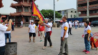 乩童持令旗燃香參禮/神轎參禮/~新營太子宮進香團（鳳山保安宮）