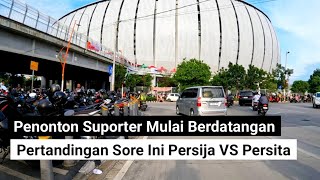 suporter mulai berdatangan ke jis parkiran mulai ramai di sekitar jakarta international stadium