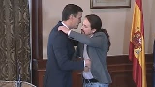 Sánchez e Iglesias sellan con un abrazo el anuncio de su acuerdo