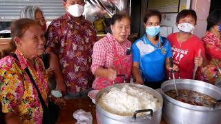 จี้เพ็กทำอาหารแบบกะทะยักษ์ สอนทำอาหารให้กับชุมชน หมูฮ้อง แกงพริกไก่ ผัดผักรวม