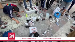 Người dân Dải Gaza tìm cách sạc điện thoại, nỗ lực liên lạc với người thân | VTV24