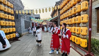 穿汉服拍照，逛庙会。都想当网红，发自媒体。文化，历史等等都不重要。洛邑古城春节庙会，美女都是穿汉服拍照的，今年流行穿藏服。#streetphotography