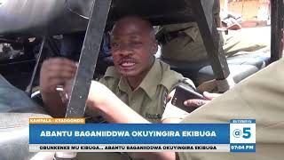 Owa Poliisi abadde ayagala okukuba banne masasi akiguddeko bamwasizza emimwa