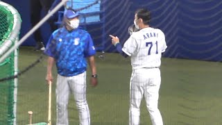 DeNA三浦監督、石井琢朗、鈴木尚典コーチに挨拶する荒木コーチ（2022年3月29日）