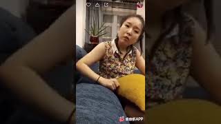 跟我进房间，不进是吧，那直接在客厅了