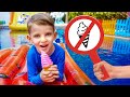 Règles dans la piscine avec des jouets gonflables