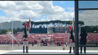 Bombeiros jogam água em apoiadores de Lula na praça dos três poderes para aliviar o calor