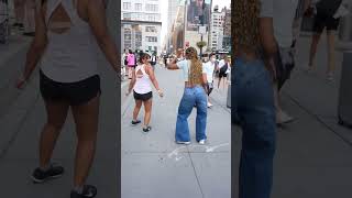 She caught the vibe!!☺️💃🏾🎶 #shorts #shortsfunny #shortsviral #mashup #newyorkcity #nyc #nycvlog
