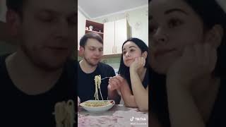 #VINE ЖЕНА ПИЛИТ МУЖА 😡 😡😡 МУЖ В ШОКЕ 😂