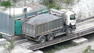 Самосвал Scania P380 6x4 на погрузке в карьере