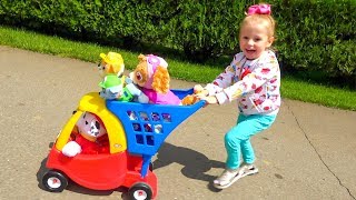 Детская площадка в парке аттракционов и игрушки Щенки