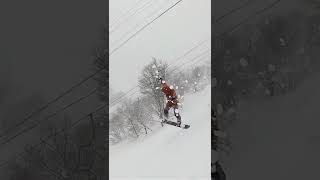 【スノボ小技　新雪と地形ジャンプ】パウダースノー 落ち込みジャンプ nature jump スノーボード 2022 Season　#Shorts