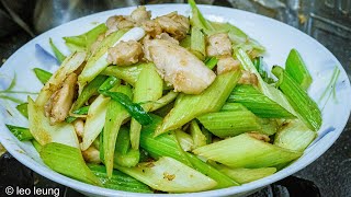 《廣東話影片》香港人的味道回憶——西芹炒雞柳，煮一頓飯不容易，大家可以從影片中學到各種技巧之餘，希望大家也能顧念一下媽媽(爸爸)的辛苦，加送5分鐘極速解凍秘技！