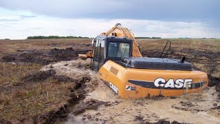 Excavator Stuck In Deep Mud, Heavy Recovery Komatsu PC200, Kobelco SK200, Komatsu PC200 8