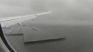 雨の羽田空港着陸　JAL B787