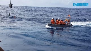 Thót tim cảnh cứu ngư dân chìm tàu trên biển giữa sóng gió