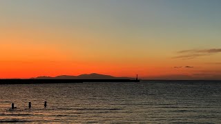 淡路島の防波堤の上で夕焼けを見ながらビール飲み蛸の事を考える。｜Beer drinking on the breakwater