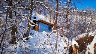 A man restored a RUINED STONE HOUSE in the mountains and spent the NIGHT in winter