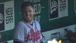 ATL@STL: Freeman arrives in the Braves' dugout