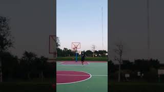 背後投藍「不傳球傢伙 no basketball assists Guy 」3 point shoot 」台北市華中橋河濱公園籃球場 美國哈林花式防疫籃球