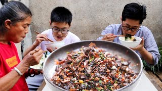 今天吃素，九九简单炒个油茄子，吃起来比肉香【湘西九九美食】