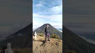 Keindahan gunung pangrango dilihat dari puncak gunung Gede