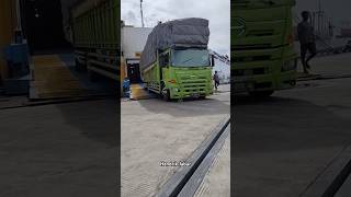 Momen Mendebarkan! Truk Berat Keluar Kapal #truk #truck #shorts #shortvideo #viralvideo #short