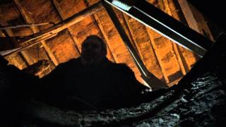 Game of Thrones S03E10 - Hodor yells into a well.